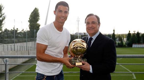 كريستيانو رونالدو يهدي بيريز نسخة من الكرة الذهبية