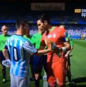 فيديو : لقطة غريبة من قائد ايران قبل بداية مباراة الأرجنتين
