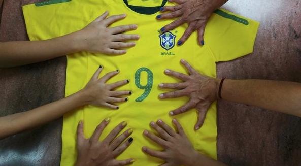 عائلة برازيلية تعقد اصابعها "الستة" من اجل الكأس "السادسة" (صور)