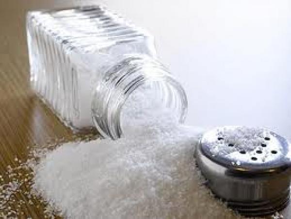 الإفراط في تناول الملح يسهم في الإصابة بأمراض القلب