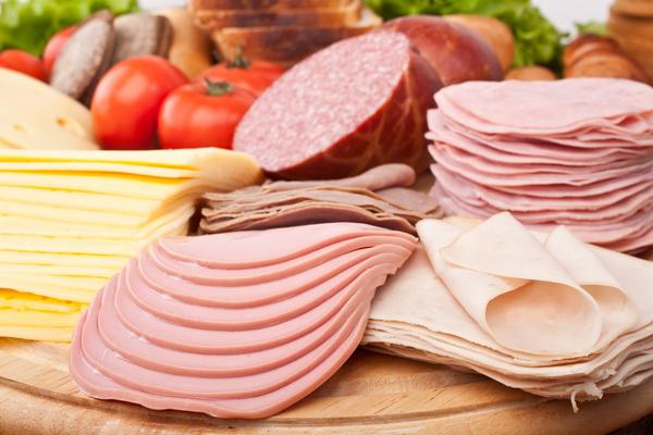 انخفاض استهلاك اللحوم المصنعة في فرنسا وأوروبا بعد تحذير منظمة الصحة العالمية