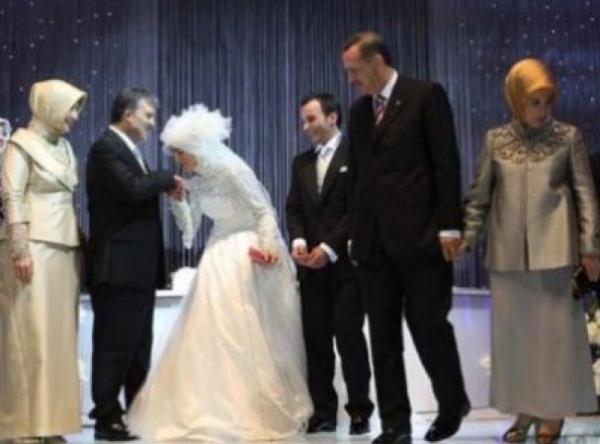 شاهد..فستان زفاف ابنة رئيس تركيا يثير جدلاً واسعاً