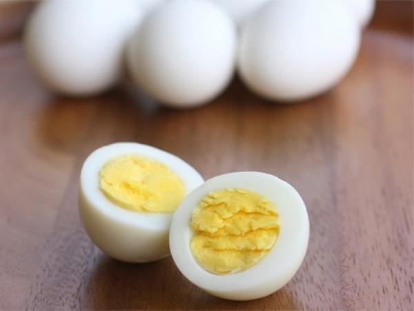 تناول بيضة كاملة يمكن أن يحسّن من مستوى الدهون بالدم