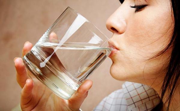 7 فوائد لشرب الماء الدافىء
