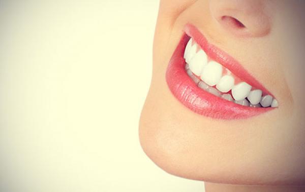 5 أشياء طبيعية من أجل أسنان ناصعة البياض