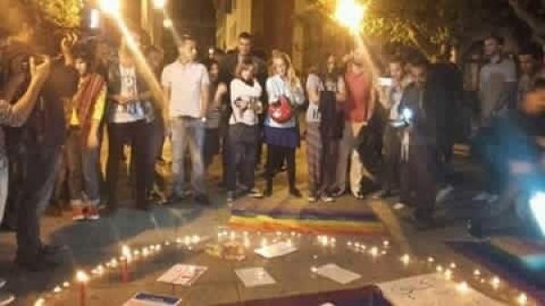"حقوقيون" مغاربة يتضامنون مع المثليين ضحايا هجوم أورلاندو أمام البرلمان  Thumbnail.php?file=__542774002