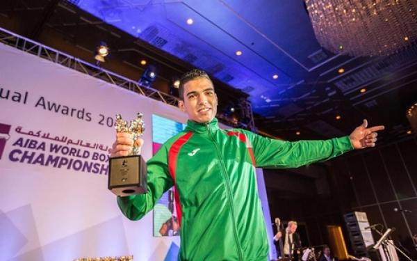 في إنجاز غير مسبوق للرياضة المغربية: الملاكم محمد ربيعي يتوج بطلا للعالم