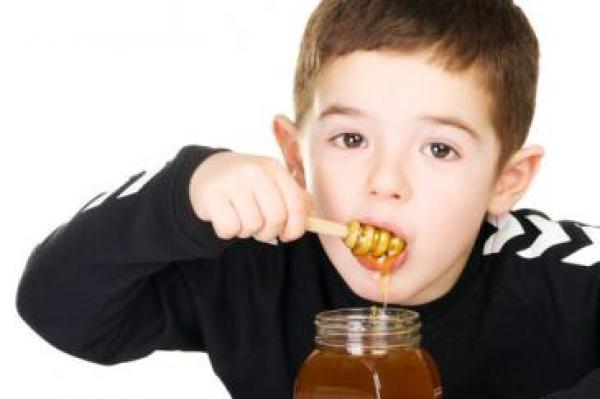 العسل.. أفضل علاج للسعال الليلي عند الأطفال