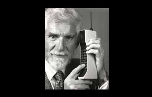 العالم يحتفل بعيد الميلاد الأربعين للهاتف المحمول