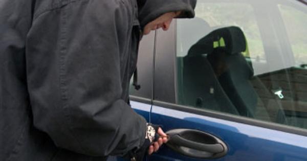 شباب يتداول "الوصايا العشر لمنع سرقة السيارة"