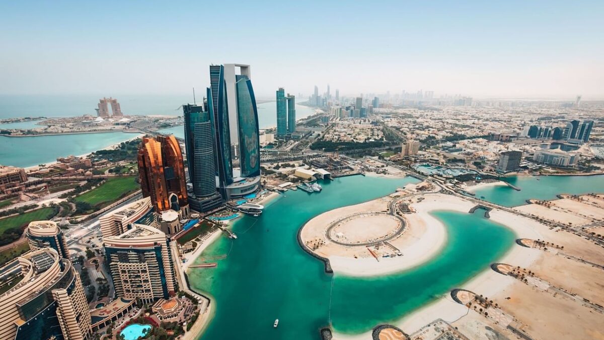 الإمارات تطلق المرحلة الأولى من "الإقامة الزرقاء" لاستقطاب رواد الاستدامة 4 siya7aimarat 1729957512