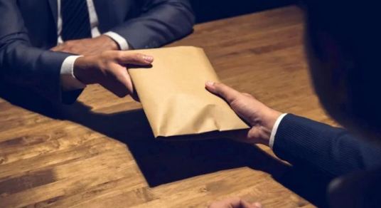 بعد فضيحة “ماستر مقابل المال”.. عميد كلية الحقوق بأكادير يخرج بأول تصريح 4 %D8%B1%D8%B4%D9%88%D8%A9 1747677331