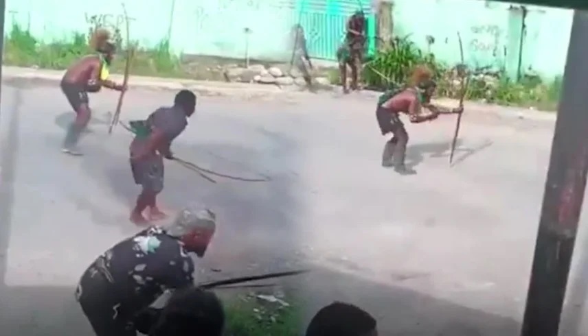 بأسلحة من زمن الحروب القديمة.. اشتباك دموي بالأقواس والسيوف يهزّ غينيا الجديدة 4 202512242143189475B 1766658527