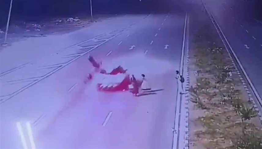 حادث مروع.. سيارة مسرعة تدهس امرأة وتفر هاربة 4 2025225162930704VE 1740498072