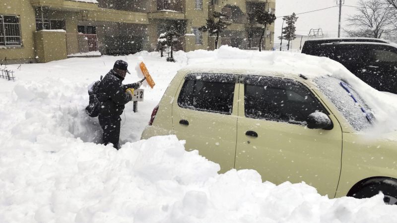مدينة يابانية تختفي تحت طبقة هائلة من الثلوج (فيديو) 4 221226202118 03 japan winter snow deaths intl hnk 1738797604