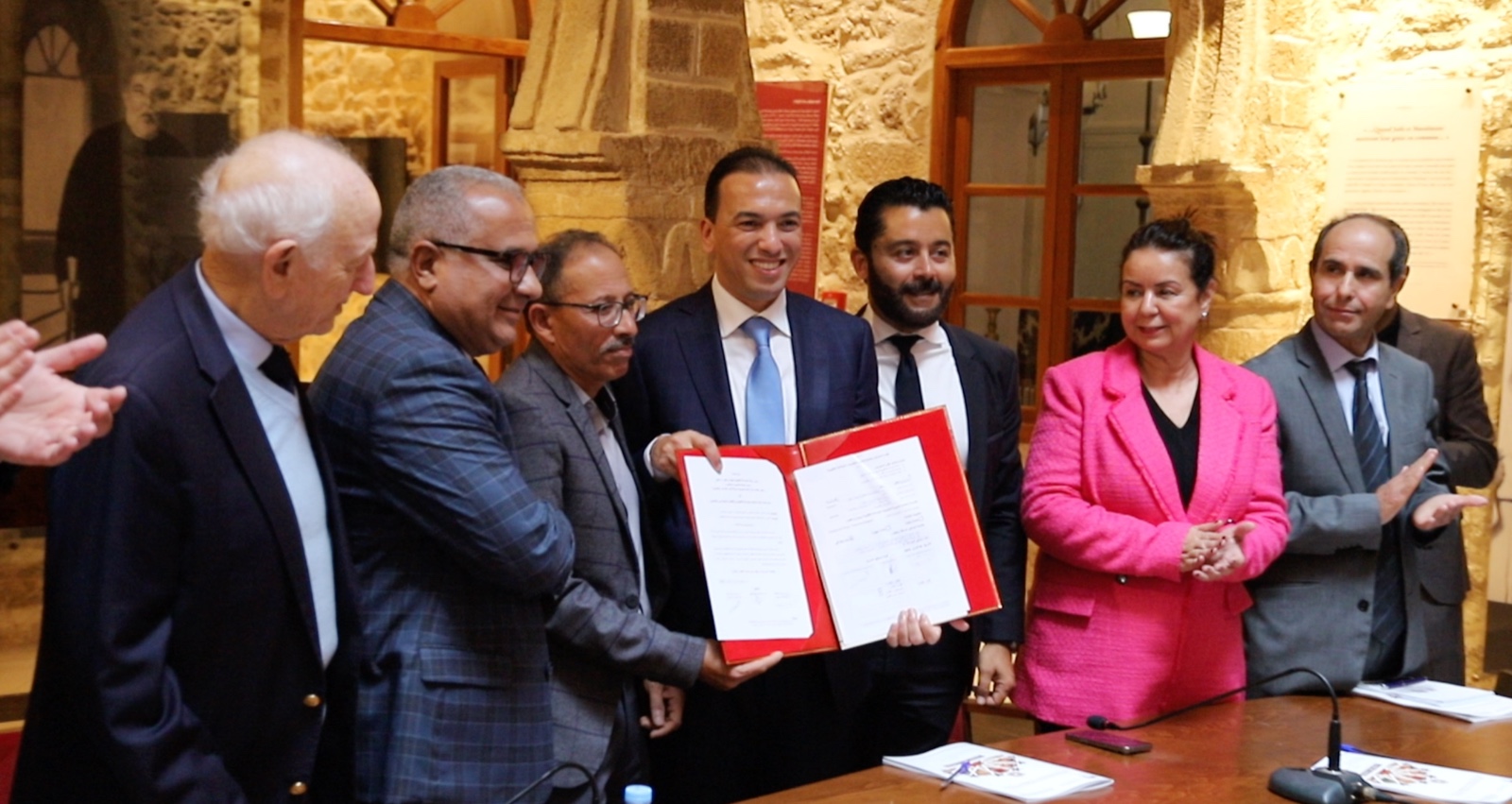 السعدي يوقع بالصويرة على اتفاقيات تروم النهوض بالصناعة التقليدية المغربية وصونها من السرقة والقرصنة 4 PHOTO 2025 02 10 20 19 05 1739216278