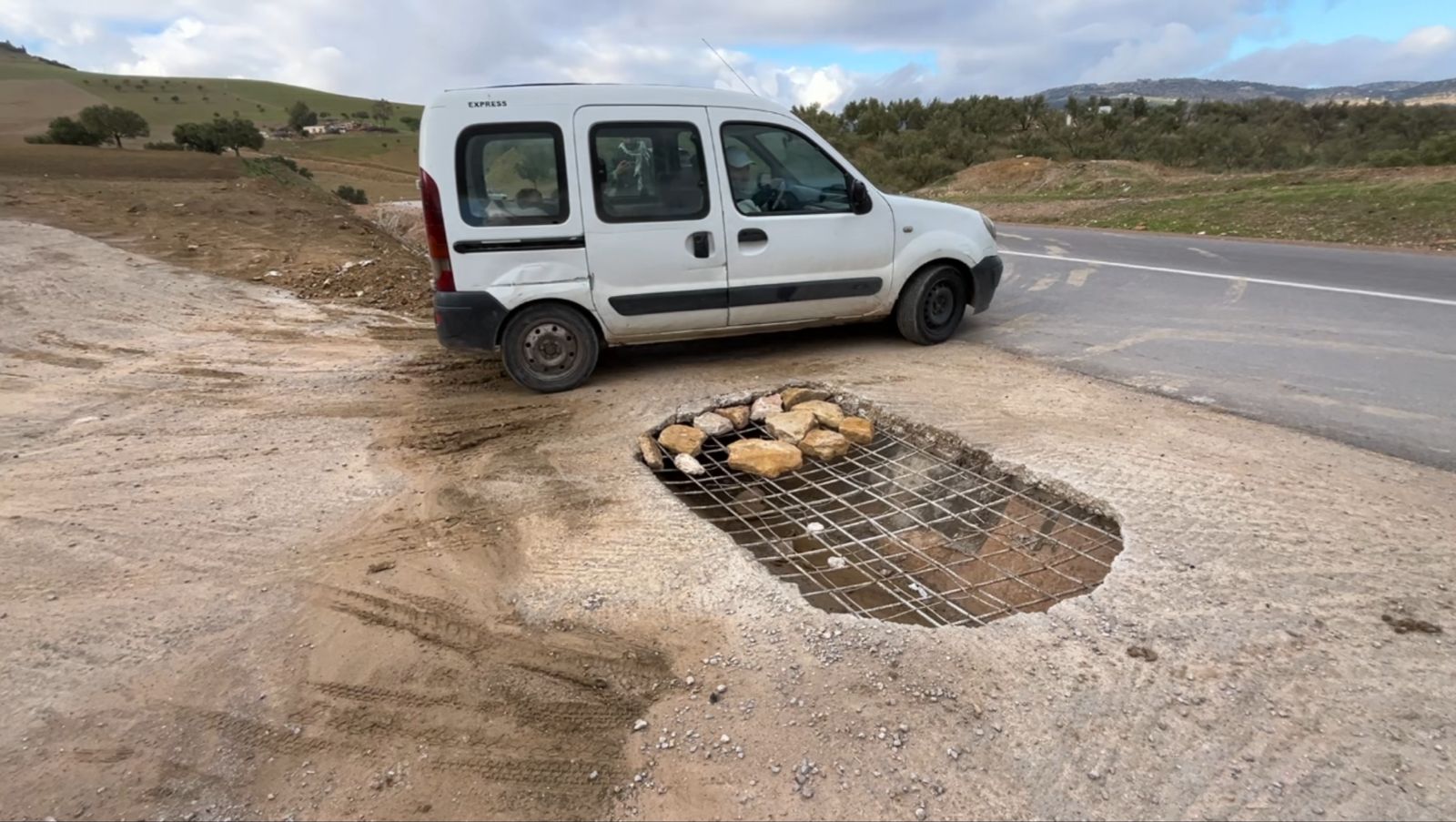 "رجعات بحال الشواية".. هكذا أصبحت طريق بإقليم مولاي يعقوب بعد شهر ونصف من اصلاحها 4 PHOTO 2025 12 17 18 55 06 1765994776