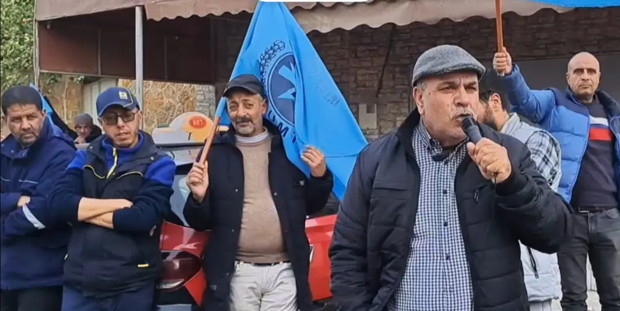 سائقو الحافلات بوجدة يستمرون في الاضراب بسبب تأخر أجورهم وعدم التصريح بهم في الضمان الاجتماعي 4 hafilati 1740063190