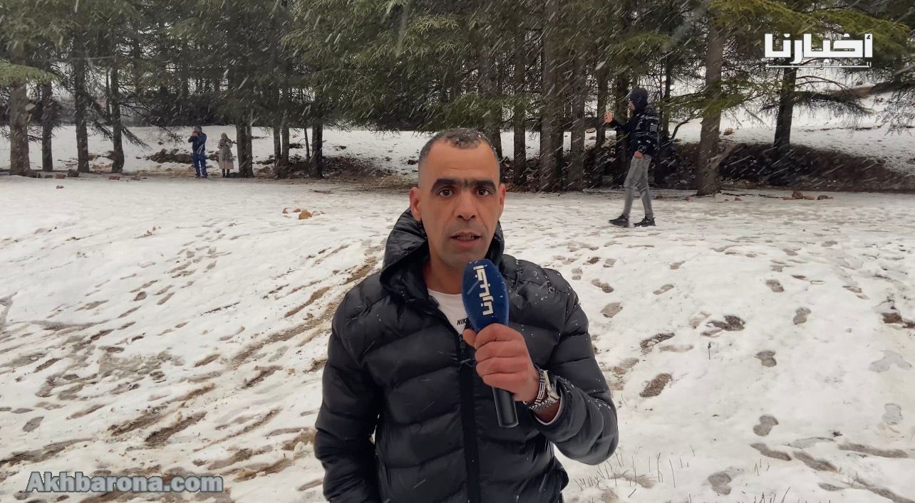 من قلب جبال الأطلس بميدلت..مواطن يعبر عن فرحته بتساقطات الثلوج وسط أجواء شتوية مميزة