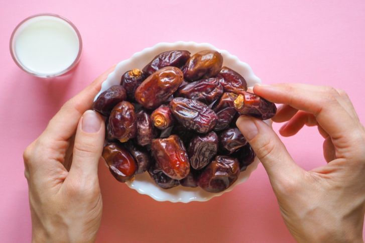 ماذا يحدث لجسم الصائم عند تناول التمر في شهر رمضان؟ 4 %D9%87%D9%84 %D8%A3%D9%83%D9%84 %D8%A7%D9%84%D8%AA%D9%85%D8%B1 %D9%82%D8%A8%D9%84 %D8%A7%D9%84%D9%86%D9%88%D9%85 %D9%8A%D8%B2%D9%8A%D8%AF %D8%A7%D9%84%D9%88%D8%B2%D9%86 1771632352