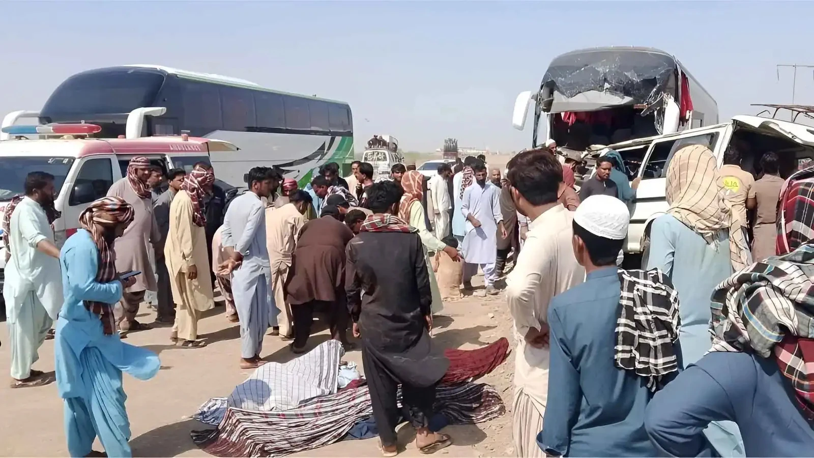 حادث سير مأساوي في باكستان يخلّف 13 قتيلاً و21 مصاباً