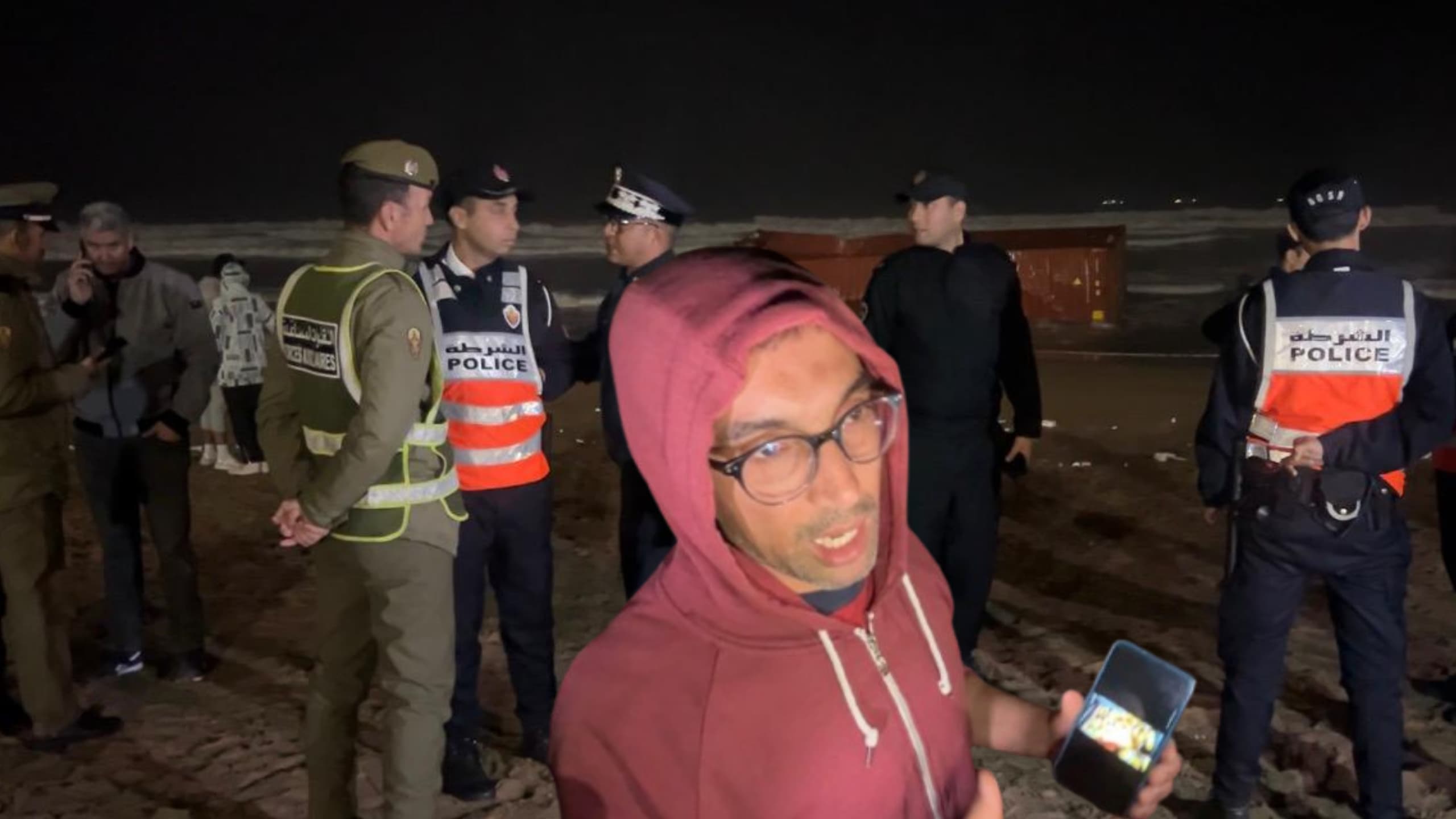 الدار البيضاء.. الأمواج تقذف حاوية شحن غارقة إلى شاطئ عين الذياب وسط استنفار السلطات 4 1000206828 1772174400