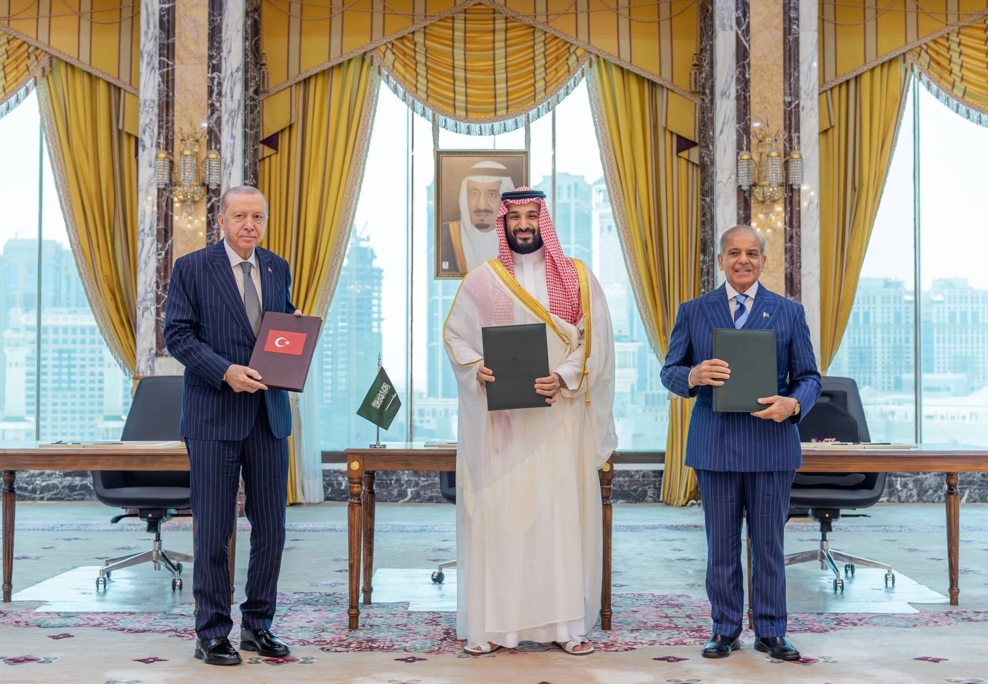 أي هجوم على دولة يعد هجوماً على الجميع.. السعودية وتركيا وباكستان توقع «اتفاقية» للدفاع المشترك أي هجوم على دولة يعد هجوماً على الجميع.. السعودية وتركيا وباكستان توقع «اتفاقية» للدفاع المشترك