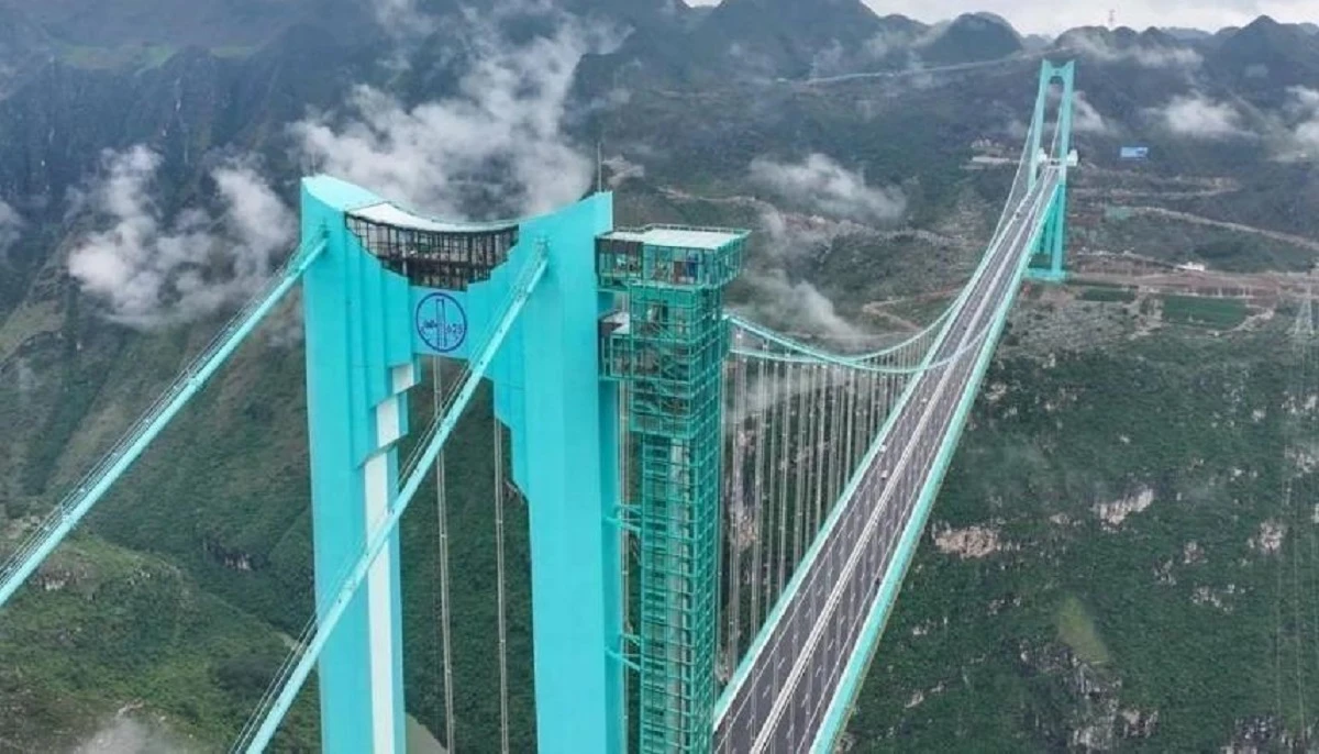 جسر صيني فوق الغيوم يحوّل منطقة جبلية هادئة إلى وجهة تستقطب ملايين السياح