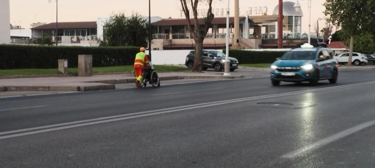 موقف إنساني لعامل الإنعاش الوطني مع سيدة في وضعية إعاقة يخلق الحدث على مواقع التواصل