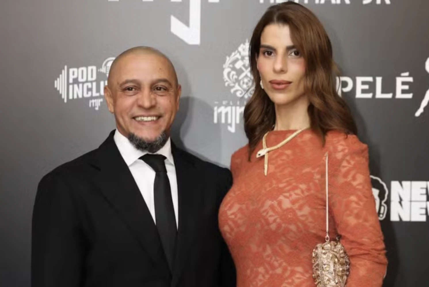 أسطورة ريال مدريد يوضح حقيقة اعتناقه الإسلام بعد زواجه من مغربية أسطورة ريال مدريد يوضح حقيقة اعتناقه الإسلام بعد زواجه من مغربية
