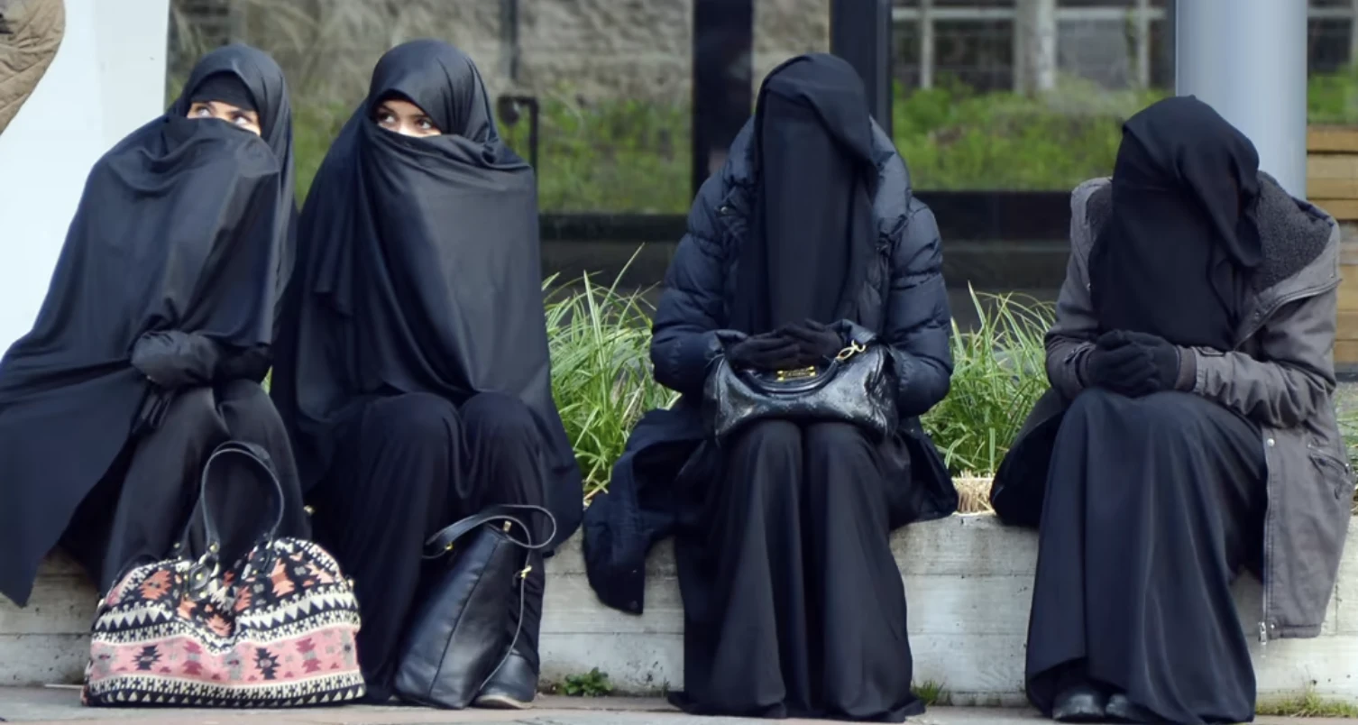 بلد أوروبي جديد يُجرِّم ارتداء “البرقع” في الفضاءات العامة بلد أوروبي جديد يُجرِّم ارتداء “البرقع” في الفضاءات العامة