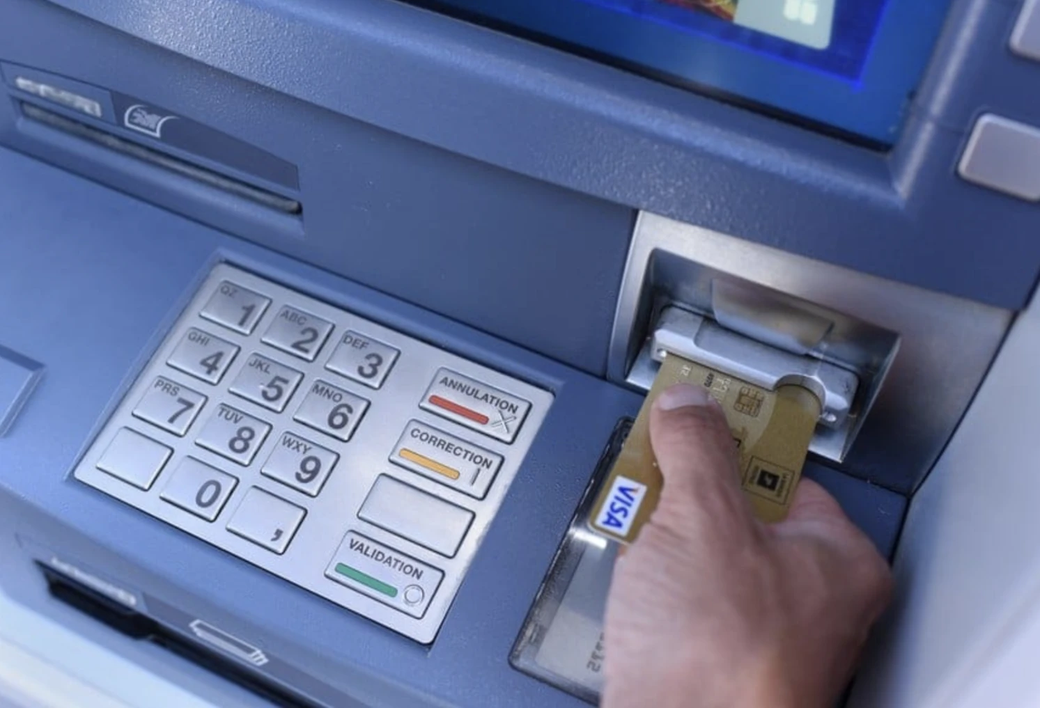 سابقة قضائية.. محكمة البيضاء تعوض مواطنا بـ5000 درهم بعدما ابتلع الشباك البنكي بطاقته سابقة قضائية.. محكمة البيضاء تعوض مواطنا بـ5000 درهم بعدما ابتلع الشباك البنكي بطاقته
