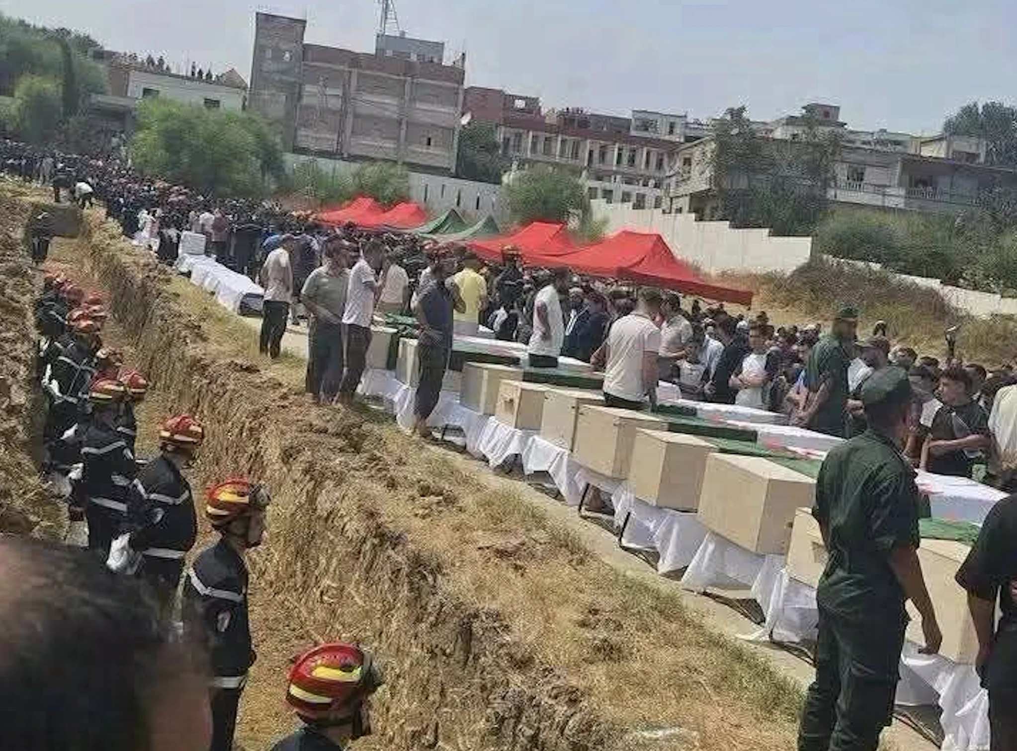 حرائق الجزائر.. مشاهد الدفن تثير تساؤلات حول الحصيلة الرسمية للضحايا حرائق الجزائر.. مشاهد الدفن تثير تساؤلات حول الحصيلة الرسمية للضحايا