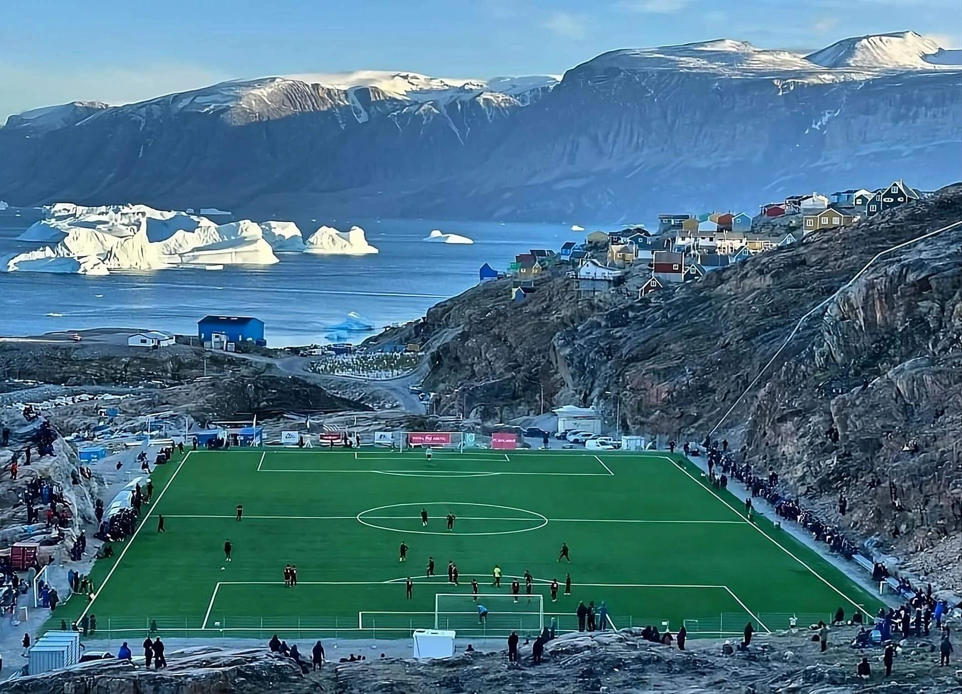 أغرب بطولة في العالم: دوري في 5 أيام وفرق بـ10 لاعبين ومدرب يلعب لناديين.. هكذا تُلعب كرة القدم في غرينلاند أغرب بطولة في العالم: دوري في 5 أيام وفرق بـ10 لاعبين ومدرب يلعب لناديين.. هكذا تُلعب كرة القدم في غرينلاند