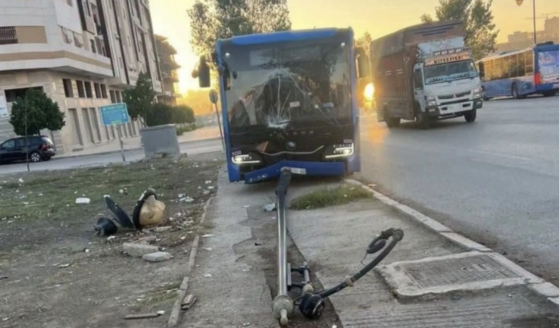شجار يتحول لكارثة.. راكب يتهجم على سائق حافلة بطنجة ويتسبب في حادثة سير خطيرة