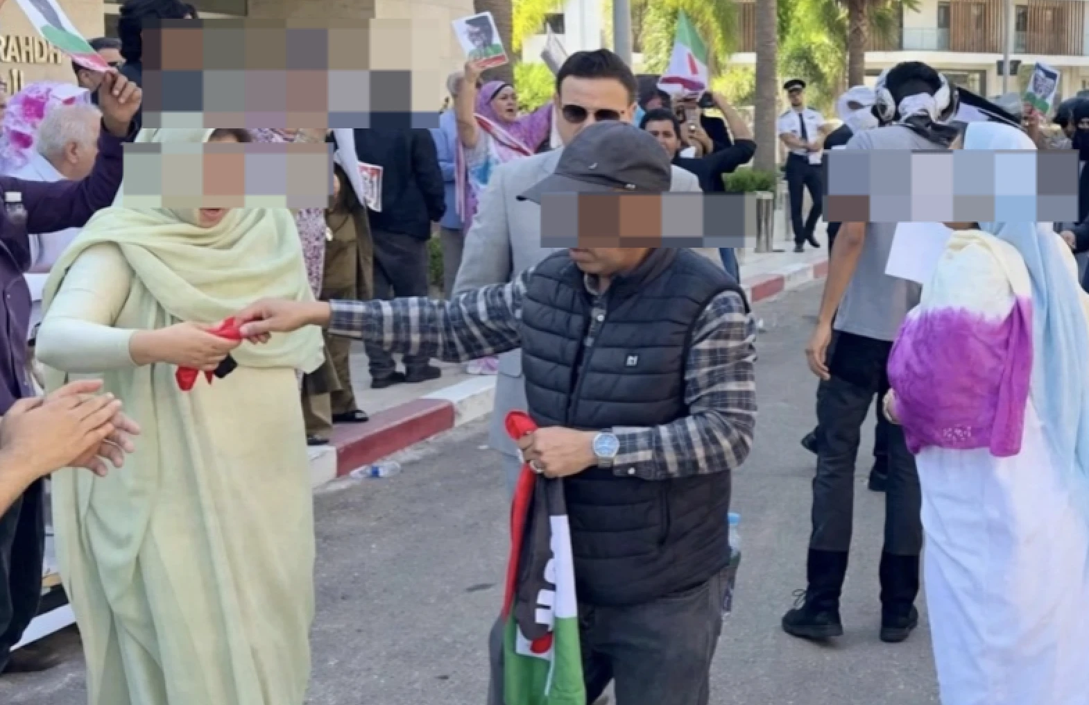 النيابة العامة بالرباط تقرر متابعة أربعة أشخاص في حالة اعتقال على خلفية تجمهر غير مصرح به النيابة العامة بالرباط تقرر متابعة أربعة أشخاص في حالة اعتقال على خلفية تجمهر غير مصرح به