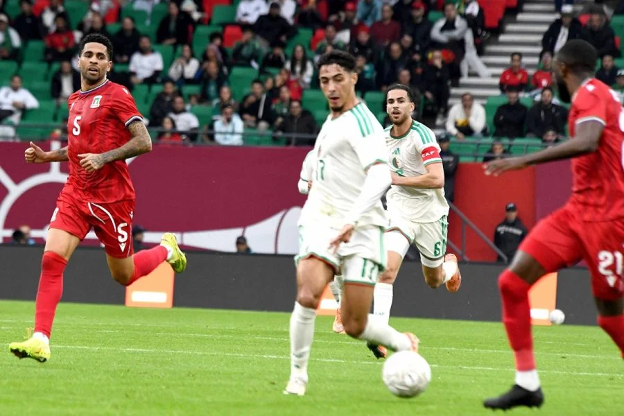 ورطة طاقم المنتخب الجزائري.. سرقة كرتين في مباراة غينيا الاستوائية وموقف محرج مع الكاف 4 algerie guinee equatoriale 1767267702