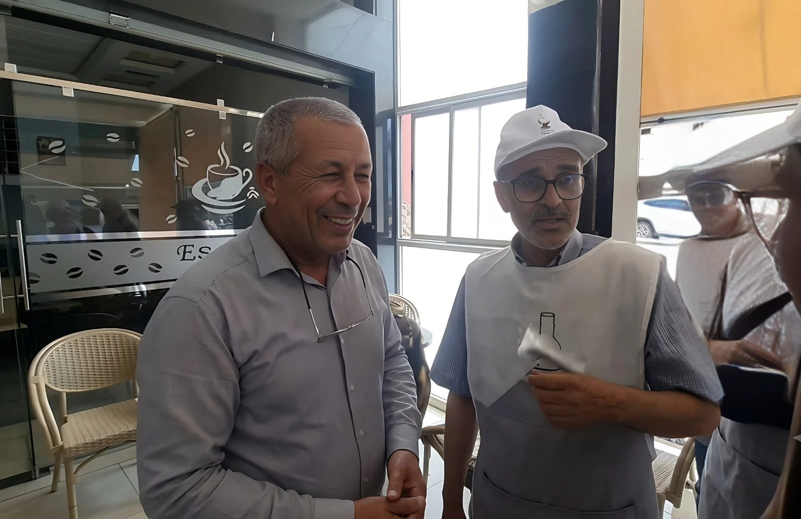 دخل مقهى منافسه بالصدفة.. موقف طريف بين مرشحي الأحرار والبيجيدي يشعل مواقع التواصل