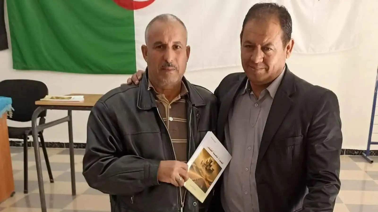 فيديو مؤثر يهز مواقع التواصل..بكاء كاتب جزائري في قاعة فارغة بعد غياب الجمهور عن حفل توقيع روايته