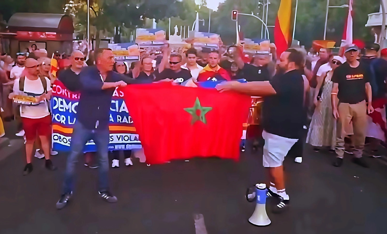 تمزيق علم المغرب بإسبانيا يستنفر شبيبات الأحزاب.. إدانة صريحة لليمين المتطرف وتحذير صارم لكل من يسيء لرموز المملكة