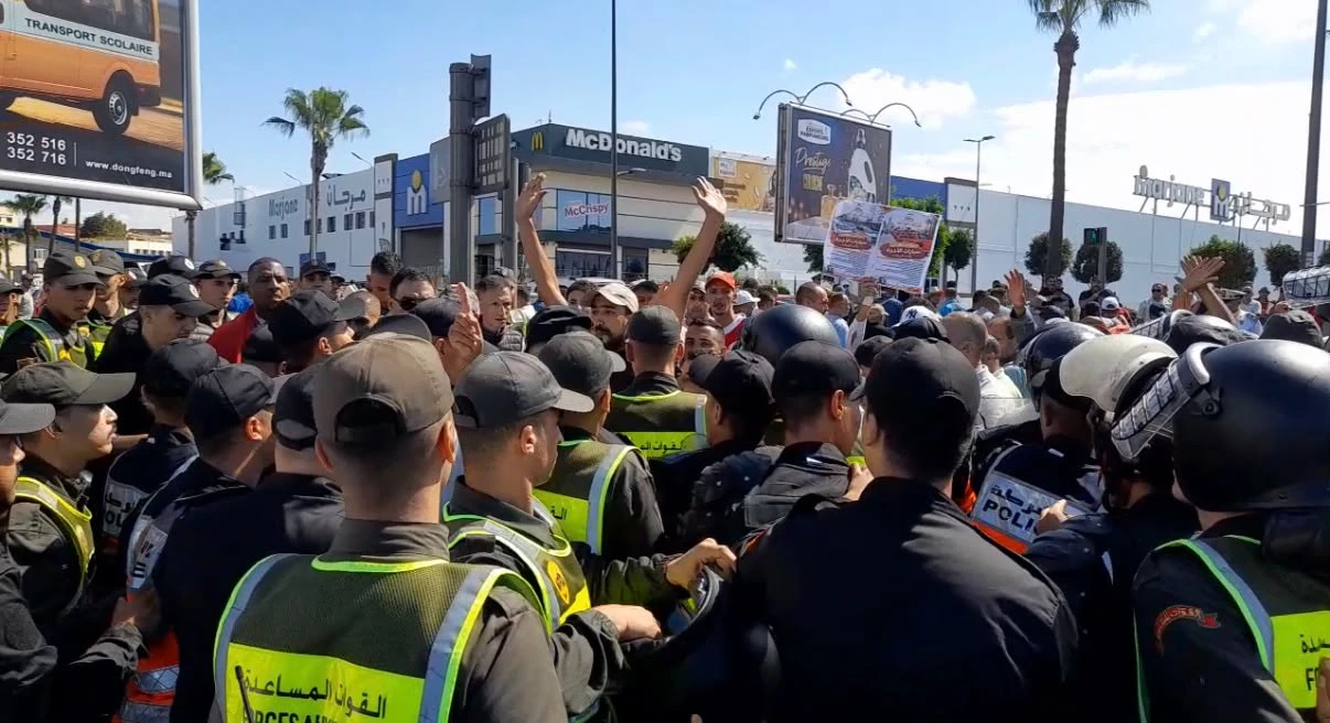 لحظات مشحونة بين القوات العمومية وسائقي سيارات الأجرة أثناء منع مسيرة احتجاجية بشارع محمد السادس