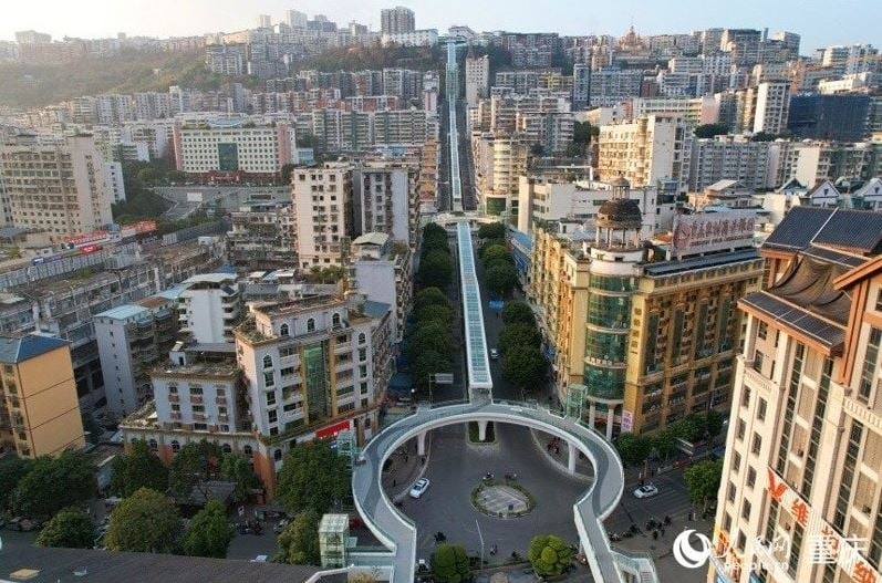مدينة الصينية تدشن أطول سلالم متحركة خارجية في العالم 4 city 1771759575