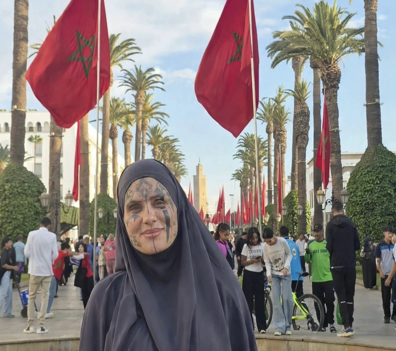 المحجبة التركية نازان أونال تشعل مواقع التواصل بعد ظهورها بالحجاب والوشوم في شوارع المغرب