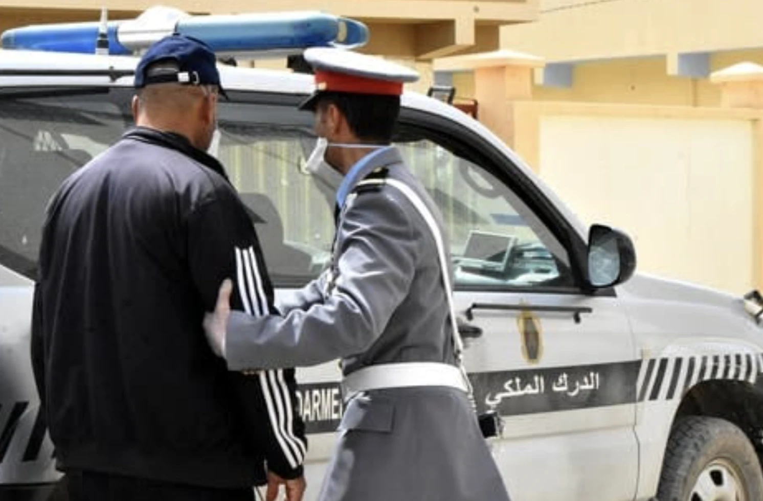 مشتبه فيه ومخدرات وأقراص مهلوسة وناقلة ذات محرك في قبضة درك وزان