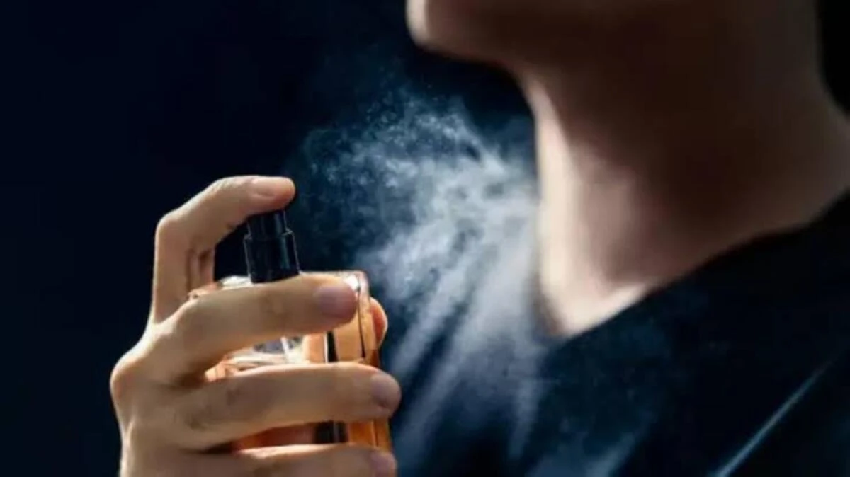 هل رش العطر على الرقبة يوميًا يسبب السرطان والعقم؟ الحقيقة وراء التحذيرات هل رش العطر على الرقبة يوميًا يسبب السرطان والعقم؟ الحقيقة وراء التحذيرات