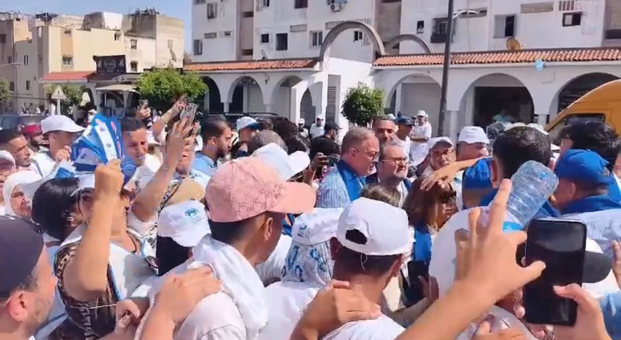 استقبال حافل لفوزي لقجع خلال الحملة الانتخابية بالحي الحسني بالدار البيضاء