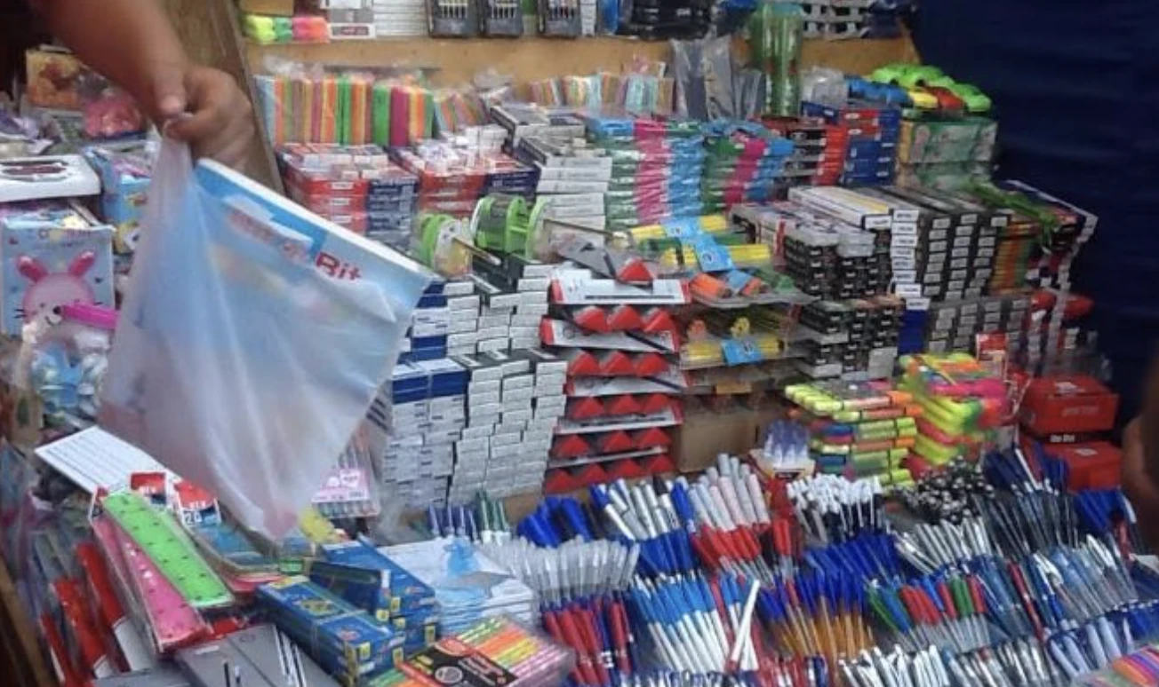 صاحب مكتبة يكشف أوجه معاناة الأسر مع الدخول المدرسي ويحذر من أدوات مدرسية مضرة