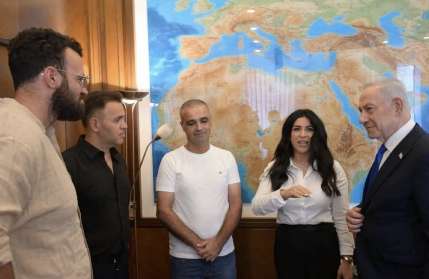 ظهور خارطة المغرب كاملة بمكتب نتنياهو يثير سعار حسابات جزائرية
