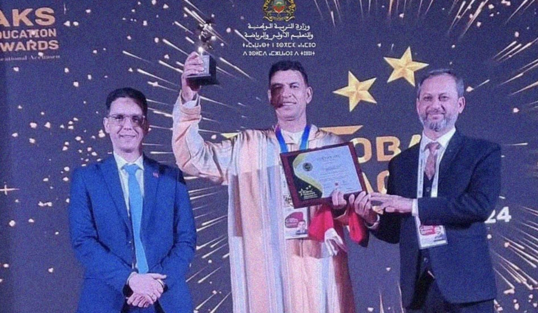 يدرس بجبال تارودانت.. أستاذ مغربي يحوّل الرياضيات إلى مسرح ويتوج بأرفع جائزة إفريقية للمدرسين