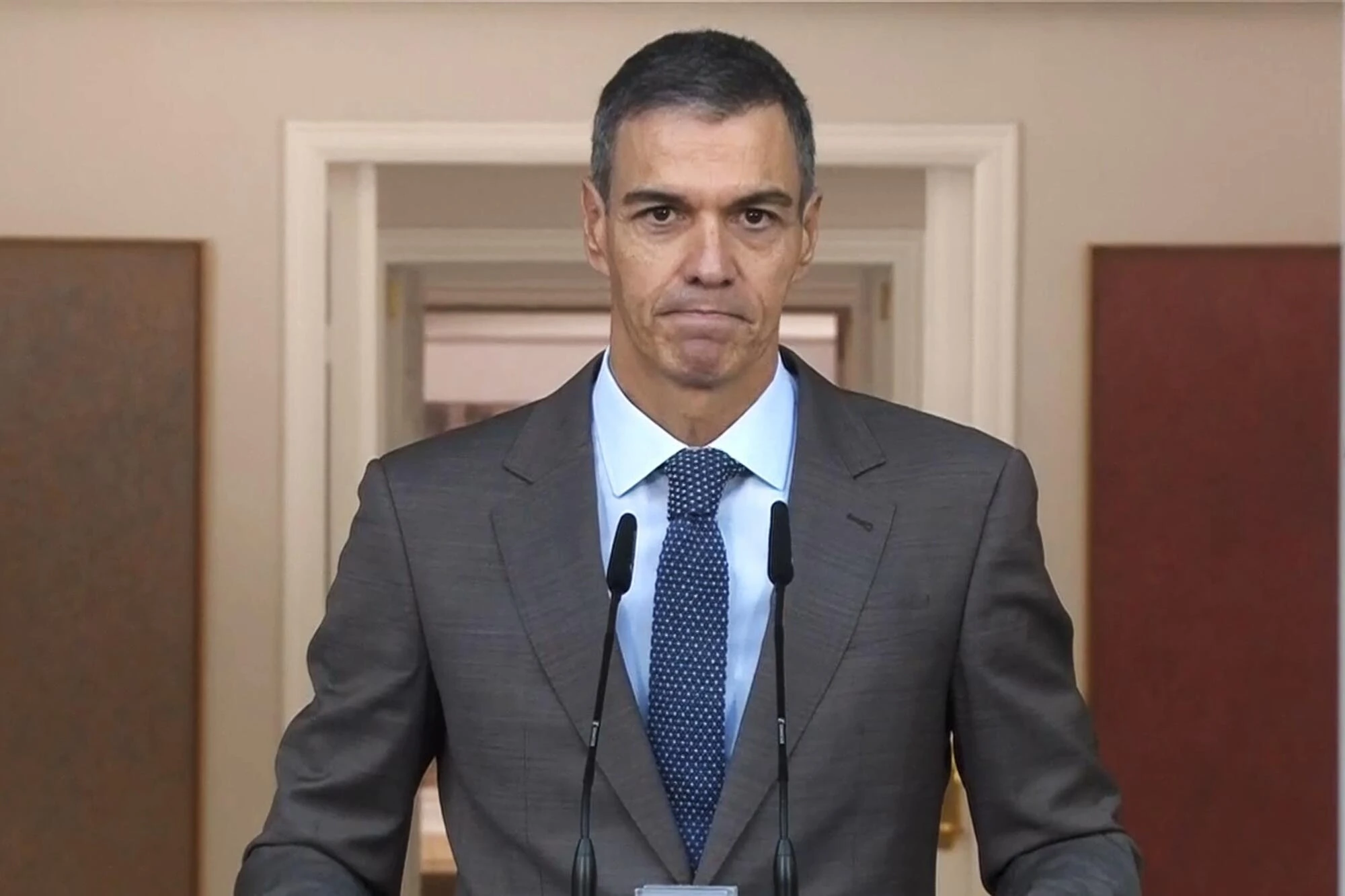 أزمة سكن وضغوط متراكمة.. لماذا اختار بيدرو سانشيز الهروب إلى صناديق الاقتراع؟